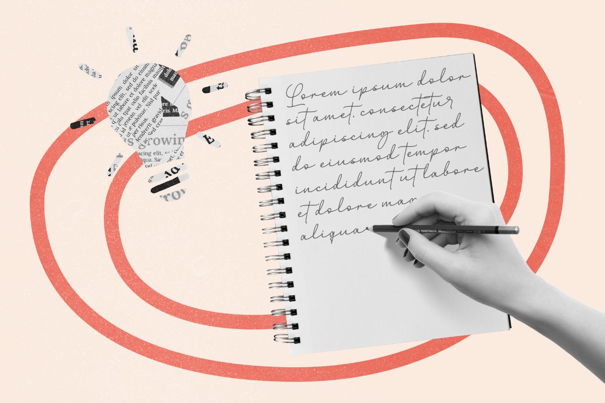 Mano che scrive su un taccuino accanto a una lampadina di carta, simbolo di un’idea o ispirazione